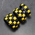 Detailansicht der Punk Lederarmbänder mit gelben und schwarzen Pyramiden-Nieten - 3er-Set (S/M/L) / Schwarz + Gelb