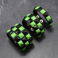 Detail von Punk-Lederarmbändern mit neongrünen und schwarzen quadratischen Nieten - 3er-Set (S/M/L) / Schwarz & Grün