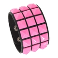 Pulsera punk de cuero negro con tres filas de tachuelas piramidales rosa vibrante - Rosa