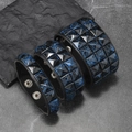 Dreiteiliges Punk-Lederarmband-Set mit blau gesprenkelten Pyramiden-Nieten aus Metall - 3er-Set (S/M/L) / Gebürstetes Blau Schwarz