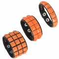 Detailansicht der leuchtend orangefarbenen Nieteneimbänder mit verstellbaren Druckknöpfen - 3er-Set (S/M/L) / Orange