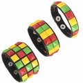 Detailansicht von Punk-Lederarmbändern mit roten, gelben und grünen quadratischen Nieten - 3er-Set (S/M/L) / Rot Gelb Grün