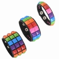 Makroaufnahme von Punk-Lederarmbändern mit regenbogenfarbenen quadratischen Nieten - 3er-Set (S/M/L) / bunt