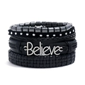 Dettaglio di bracciali multistrato in pelle con ciondolo Believe e borchie argento - Stile Testo Believe (HM-70461(A))