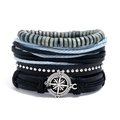 Dettaglio del set di bracciali in pelle boho con ciondolo a bussola e perle di legno - Stile Bussola (HM-70461(B))