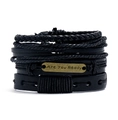 Dettaglio di un braccialetto in pelle multistrato con placca in metallo Are You Ready - Stile Testo Are You Ready (HM-70461(C))