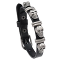 Pulsera punk de cuero negro vintage con calaveras plateadas y detalles metálicos - Negro