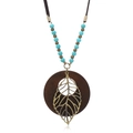 Collana lunga boho con disco in legno, ciondolo a foglia traforata e perline blu - Marrone