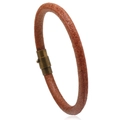 Pulsera de cuero marrón vintage con cierre magnético de latón sobre un fondo blanco puro - 19cm / Marrón