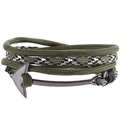 Detalle de una pulsera multicapa de cuerda trenzada verde oliva con cierre de ancla - Verde Oliva y Estampado (01)