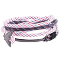Detalle de pulsera náutica con cuerdas multicolores y cierre de ancla en metal negro mate - Rojo Blanco Azul Rayado (04)