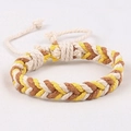 Macro-opname van handgemaakte boho geweven waskoord armband met verstelbare knoopsluiting - Wit Koffie Geel