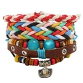 Détail du bracelet en cuir multicouche avec perles bleues et pendentif chapeau de cowboy - Ensemble trois pièces