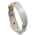 Detailansicht eines silbernen geflochtenen Lederarmbands für Damen mit Druckknöpfen - Grau