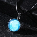 Detailansicht des leuchtend blauen Galaxie-Mond-Anhängers mit silbernem Legierungsrahmen - Hellblau Galaxie Stil (4*)