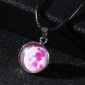 Detailansicht des Mondlicht-Glasedelstein-Anhängers mit rosa Mondoberfläche und Kordel - Rosa Mond Stil (3*)