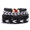 Détail d'un bracelet bohème multicouche avec tresses en cuir, perles et cristaux - Style Strass et Perles Noir Rouge (HM-70345-E)