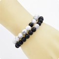 Detail van 8mm lavasteen en turquoise kralenarmbanden op een displaystandaard - Wit