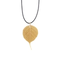 Minimalistische Halskette mit goldenem Blattanhänger, natürlicher Textur und schwarzem Band - Gold