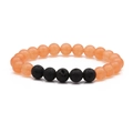 Detalle de cuentas de ágata naranja de 8mm y piedras de lava negras en la pulsera - Cuentas de 8mm / Ágata Amarillo Naranja