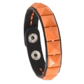 Punk Lederarmband mit leuchtend orangen quadratischen Nieten und schwarzem Riemen - Einreihige Nieten / Orange