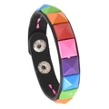 Punk Armband aus schwarzem Leder mit regenbogenfarbenen quadratischen Pyramiden-Nieten - Einreihige Nieten / bunt