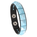 Punk Lederarmband mit quadratischen blauen Marmornieten und Druckknopfverschluss - Einreihige Nieten / Gebürstetes Hellblau