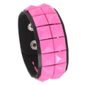 Punk Armband aus schwarzem Leder mit zweireihigen neonglatten rosa Pyramiden-Nieten - Zweireihige Nieten / Rosa