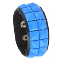 Punk Lederarmband mit zweireihigen himmelblauen Pyramidennieten und Druckknopf - Zweireihige Nieten / Blau