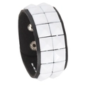 Punk-Lederarmband mit zwei Reihen weißer quadratischer Pyramidennieten und Druckknopf - Zweireihige Nieten / Weiß