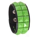 Punk-Armband aus schwarzem Kunstleder mit neongrünen quadratischen Pyramidennieten - Zweireihige Nieten / Grün