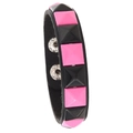 Punk-Lederarmband mit schwarzen und rosa Pyramidennieten und Druckknopfverschluss - Einreihige Nieten / Schwarz und Rosa