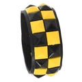Punk-Lederarmband mit gelben und schwarzen quadratischen Pyramiden-Nieten im Schachbrettmuster - Zweireihige Nieten / Schwarz + Gelb