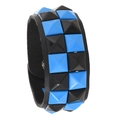 Punk breites schwarzes Lederarmband mit blauen und schwarzen Pyramidennieten für Streetwear - Zweireihige Nieten / Schwarz + Blau