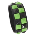 Punk-Lederarmband mit neongrünen und schwarzen Pyramidennieten im zweireihigen Design - Zweireihige Nieten / Schwarz & Grün