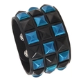 Punk-Lederarmband mit schwarzen und metallisch blauen Pyramidennieten und Druckknöpfen - Dreireihige Nieten / Schwarz + Dunkelblau