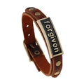 Pulsera vintage de cuero marrón multicapa para hombre con una placa de metal grabada - Estilo Placa de Metal con Letras Forgiven / Marrón