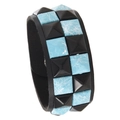 Punk-Lederarmband in Schwarz mit doppellagigen blau marmorierten und schwarzen Nieten - Zweireihige Nieten / Schwarz & Gebürstetes Hellblau