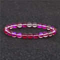 Bracelet à perles en verre œil de chat rose dégradé sur un fond noir texturé - Rose rouge