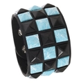 Punk Lederarmband mit schwarzen und blauen quadratischen Pyramiden-Nieten für Damen und Herren - Dreireihige Nieten / Schwarz & Gebürstetes Hellblau