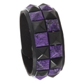 Punk-Lederarmband mit zweireihigen schwarzen und lila Pyramiden-Nieten mit Rissmuster - Zweireihige Nieten / Schwarz & Gebürstetes Violett