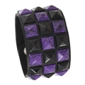 Punk-Lederarmband in Schwarz mit mattschwarzen und lila quadratischen Nieten mit Muster - Dreireihige Nieten / Schwarz & Gebürstetes Violett