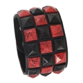 Punk Lederarmband mit roten Marmor und schwarzen quadratischen Pyramidennieten Design - Dreireihige Nieten / Schwarz & Gebürstetes Rot