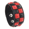 Punk-Lederarmband mit abwechselnd roten und schwarzen quadratischen Pyramiden-Nieten - Zweireihige Nieten / Schwarz + Rot
