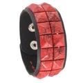 Punk-Lederarmband mit schwarzem Band, roten Pyramidennieten im Crack-Design und Druckknopf - Zweireihige Nieten / Gebürstetes Rot