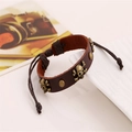 Vintage Lederarmband in Braun mit Totenkopf-Nieten und verstellbaren Webseilen - Braun
