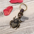 Llavero de cuero vintage en bronce con araña y colgantes grabados estilo retro - Marrón