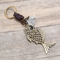 Vintage Bronze Fisch-Schlüsselanhänger mit handgeflochtenem Lederband und Metallanhänger - Braun