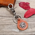Portachiavi vintage in pelle con emblema di aquila e chiusura in bronzo su legno chiaro - Marrone Chiaro Aquila
