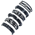 Detailansicht der 6-teiligen Herren-Lederarmbänder mit Totenkopf und Sternen-Design - Werkzeug-Set Kombination